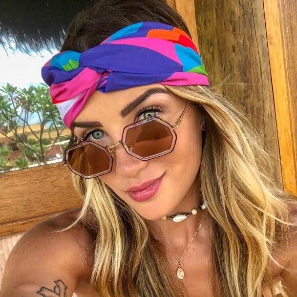 A gargantilha de búzios ainda é queridinha e tem sido aposta de Aline Gotschalg