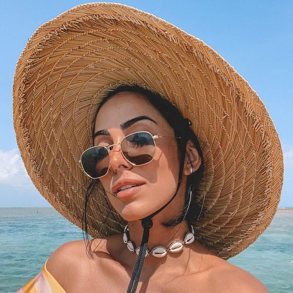 Jade Seba aposta na gargantilha de búzios para o look de praia