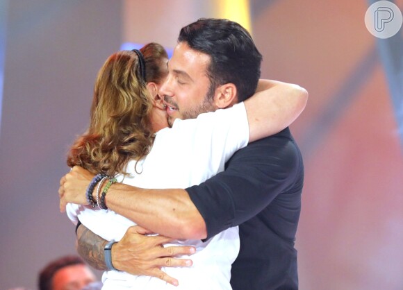 Gustavo Soares abraça a mãe, Ana Maria, ao deixar 'BBB19'