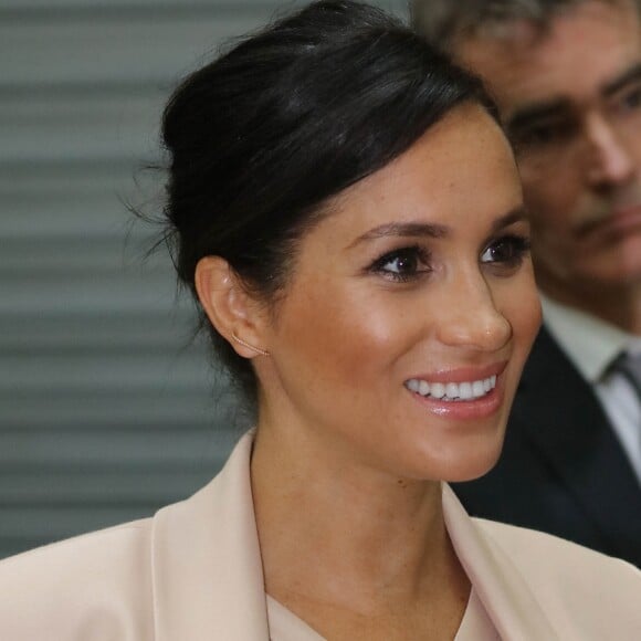 Fã de coque, Meghan Markle deixou à mostra brincos discretos da Ecksart