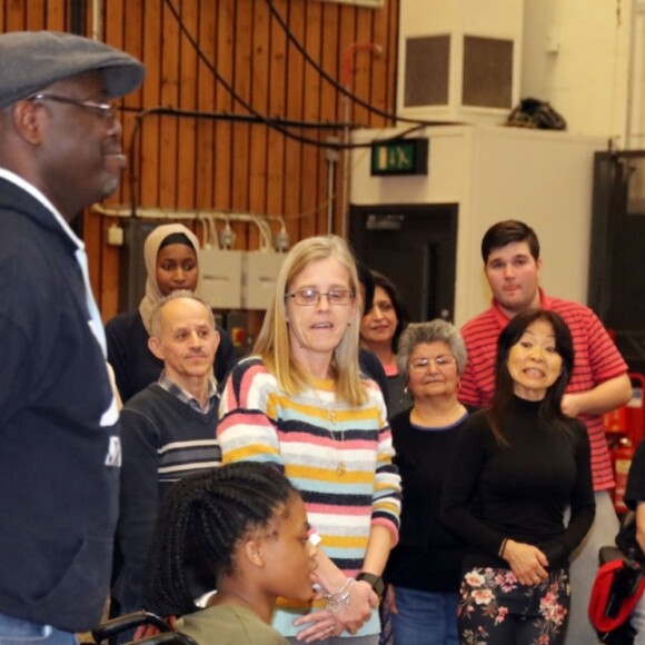 Meghan Markle conversou com estudantes e profissionais do National Theatre