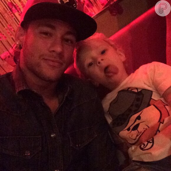 Neymar posa com o filho, Davi Lucca