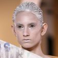 Carnaval chic: make e cabelos perolados no desfile de Balmain na Paris Fashion Week