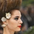 Carnaval chic: Cabelos pro alto + flores na Chanel