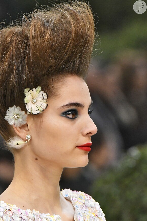 Carnaval chic: Cabelos pro alto + flores na Chanel