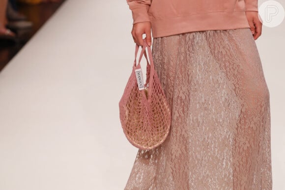 Net bag: as bolsas de rede são a cara do verão. Combine com a cor do look!