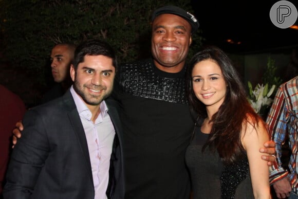 Nanda Costa posa com Anderson Silva e o médico Márcio Tannure em evento no Rio