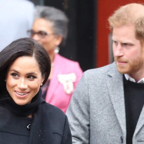 Meghan Markle deixa recados empoderados em bananas em visita a Bristol. Vídeo!