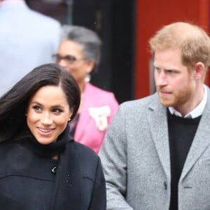 Meghan Markle deixa recados empoderados em bananas em visita a Bristol. Vídeo!