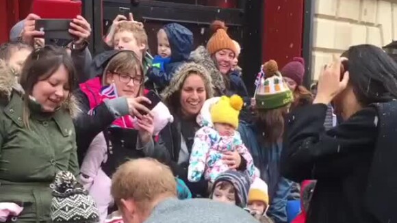 Meghan Markle e Príncipe Harry conversaram com crianças durante visita a Bristol