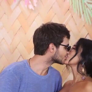 Jade Seba beija Bruno Guedes em sua festa de aniversário
