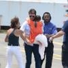 Tom Cruise segura a filha Suri nos braços