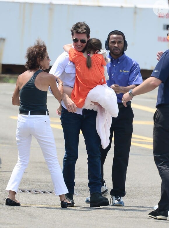 Tom Cruise segura a filha Suri nos braços