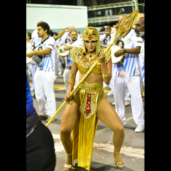 De Cleópatra, a apresentadora Lívia Andrade desfila em ensaio técnico da escola de samba de São Paulo Império de Casa Verde