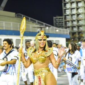 Muito samba no pé! Lívia Andrade encanta público vestida de Cleópatra em ensaio técnico. Imagina no Carnaval?
