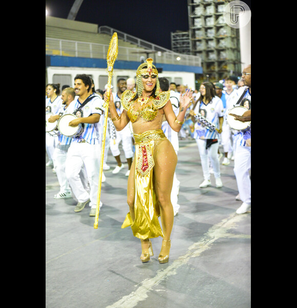 Muito samba no pé! Lívia Andrade encanta público vestida de Cleópatra em ensaio técnico. Imagina no Carnaval?