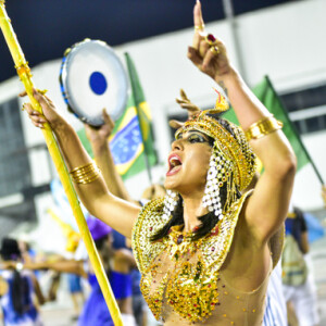 Madrinha de bateria da escola de samba Império de Casa Verde, Lívia Andrade desfila para o público no Sambódromo do Anhembi, em São Paulo