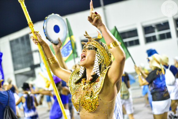 Madrinha de bateria da escola de samba Império de Casa Verde, Lívia Andrade desfila para o público no Sambódromo do Anhembi, em São Paulo