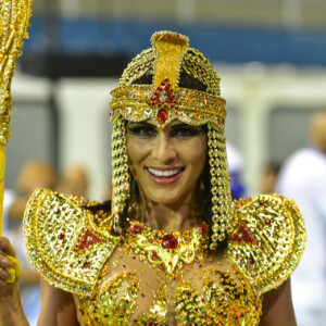 Com detalhes brilhosos e dourados, Lívia Andrade encorpora Cleópatra em ensaio da escola de samba de São Paulo