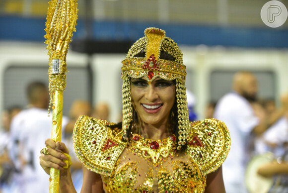 Com detalhes brilhosos e dourados, Lívia Andrade encorpora Cleópatra em ensaio da escola de samba de São Paulo
