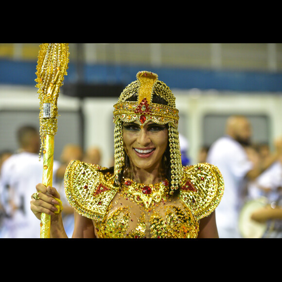 Com detalhes brilhosos e dourados, Lívia Andrade encorpora Cleópatra em ensaio da escola de samba de São Paulo