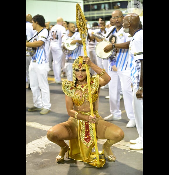 Gingado e com samba no pé! Lívia Andrade se prepara para o Carnaval 2019 e desfila à lá Cleópatra em ensaio técnico da escola de samba de São Paulo na noite de sábado, 02 de janeiro de 2019