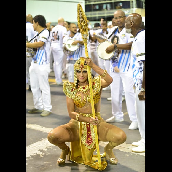 Gingado e com samba no pé! Lívia Andrade se prepara para o Carnaval 2019 e desfila à lá Cleópatra em ensaio técnico da escola de samba de São Paulo na noite de sábado, 02 de janeiro de 2019