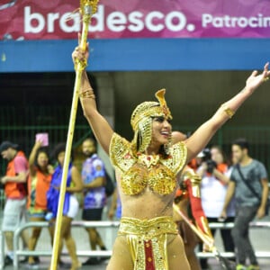 Madrinha de bateria da Império de Casa Verde, Lívia desfila com a temática do cinema hollywoodiano.