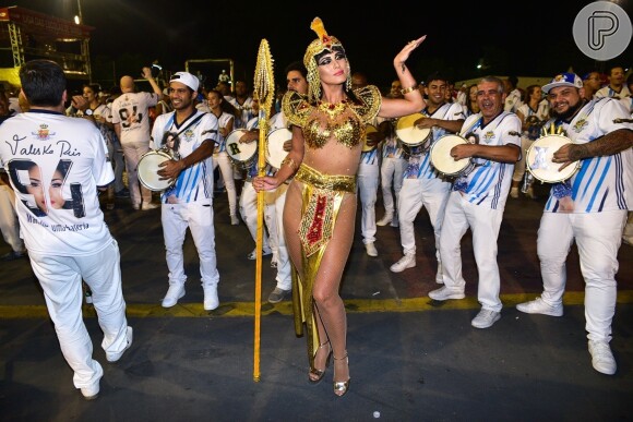 Lívia Andrade, apresentadora do SBT, posa fantasiada de Cleópatra à frente da bateria da Império da Casa Verde em ensaio para o Carnaval 2019
