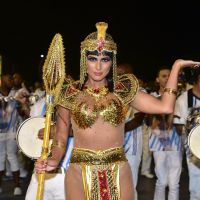 Lívia Andrade fica 'morena' para ensaio técnico de carnaval vestida de Cleópatra