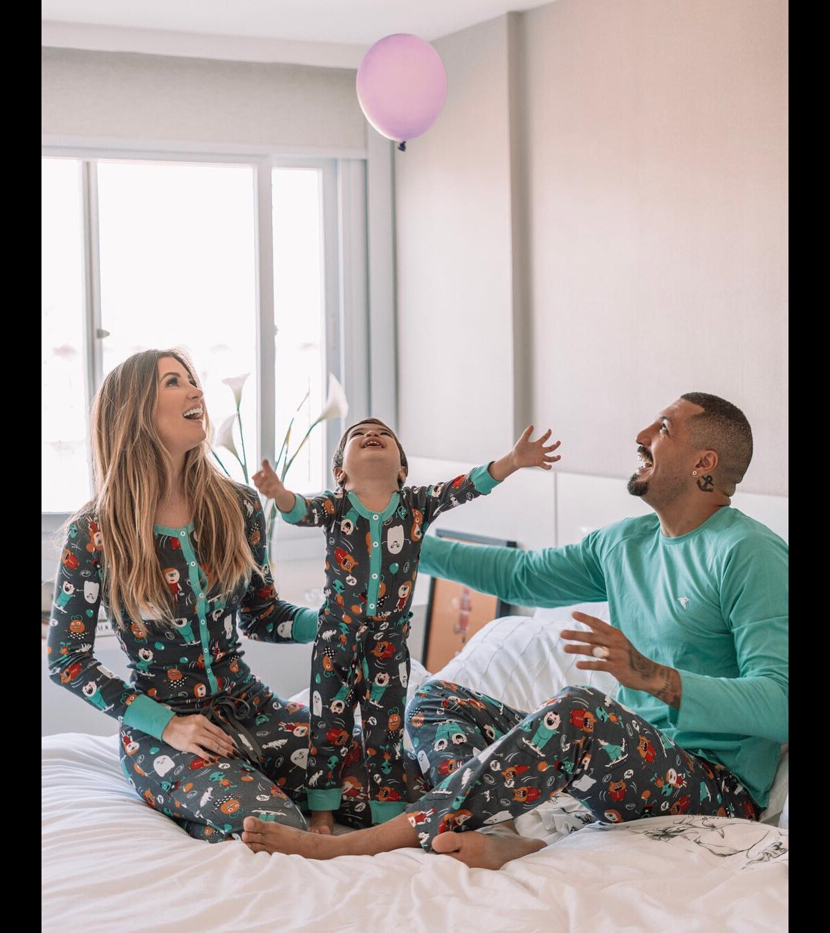 Foto: Compartilhando da mesma paleta de cores, a família de Gusttavo Lima  comemorou o Natal com todos vestidos de vermelho - Purepeople