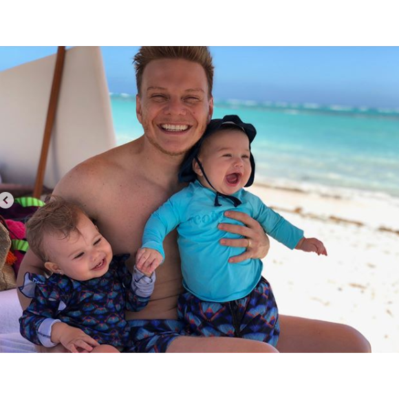 Aproveitando as férias, Michel Teló combinou a bermuda com os filhos Melinda e Theodoro. Que vontade de apertar essa duplinha!