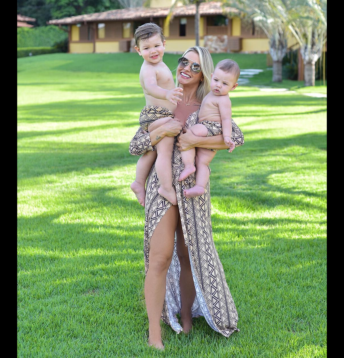 Foto: Compartilhando da mesma paleta de cores, a família de Gusttavo Lima  comemorou o Natal com todos vestidos de vermelho - Purepeople