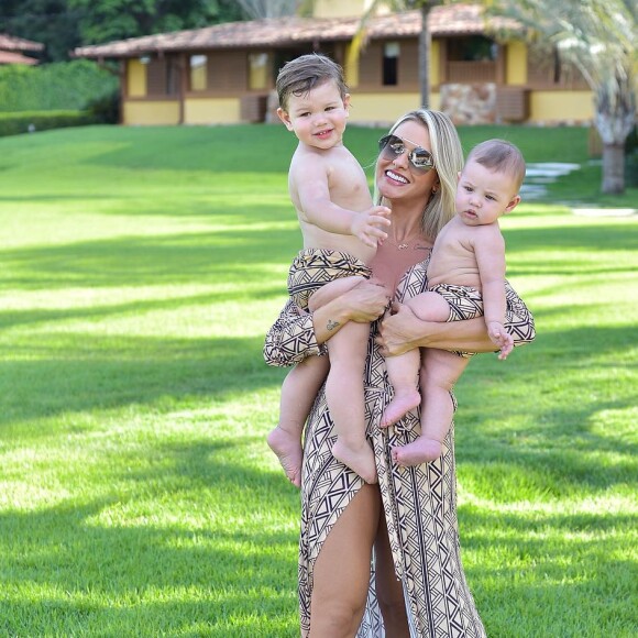 Andressa Suita posou usando uma saída de praia com estampa geométrica idêntica às fraldas dos seus dois filhos, Gabriel e Samuel. Fofurômetro explodiu!