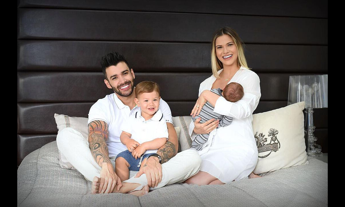 Foto: Compartilhando da mesma paleta de cores, a família de Gusttavo Lima  comemorou o Natal com todos vestidos de vermelho - Purepeople