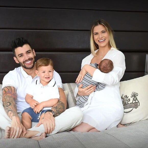 Já são um a cara do outro, com roupais iguais, então... Gusttavo Lima e o filho mais velho, Gabriel, combinaram a blusa branca na hora da foto