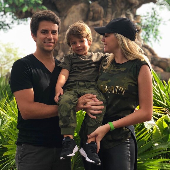 Seguindo a vibe do look militar, a atriz Luma Costa e o filho Antônio acertaram na hora de combinar a roupa