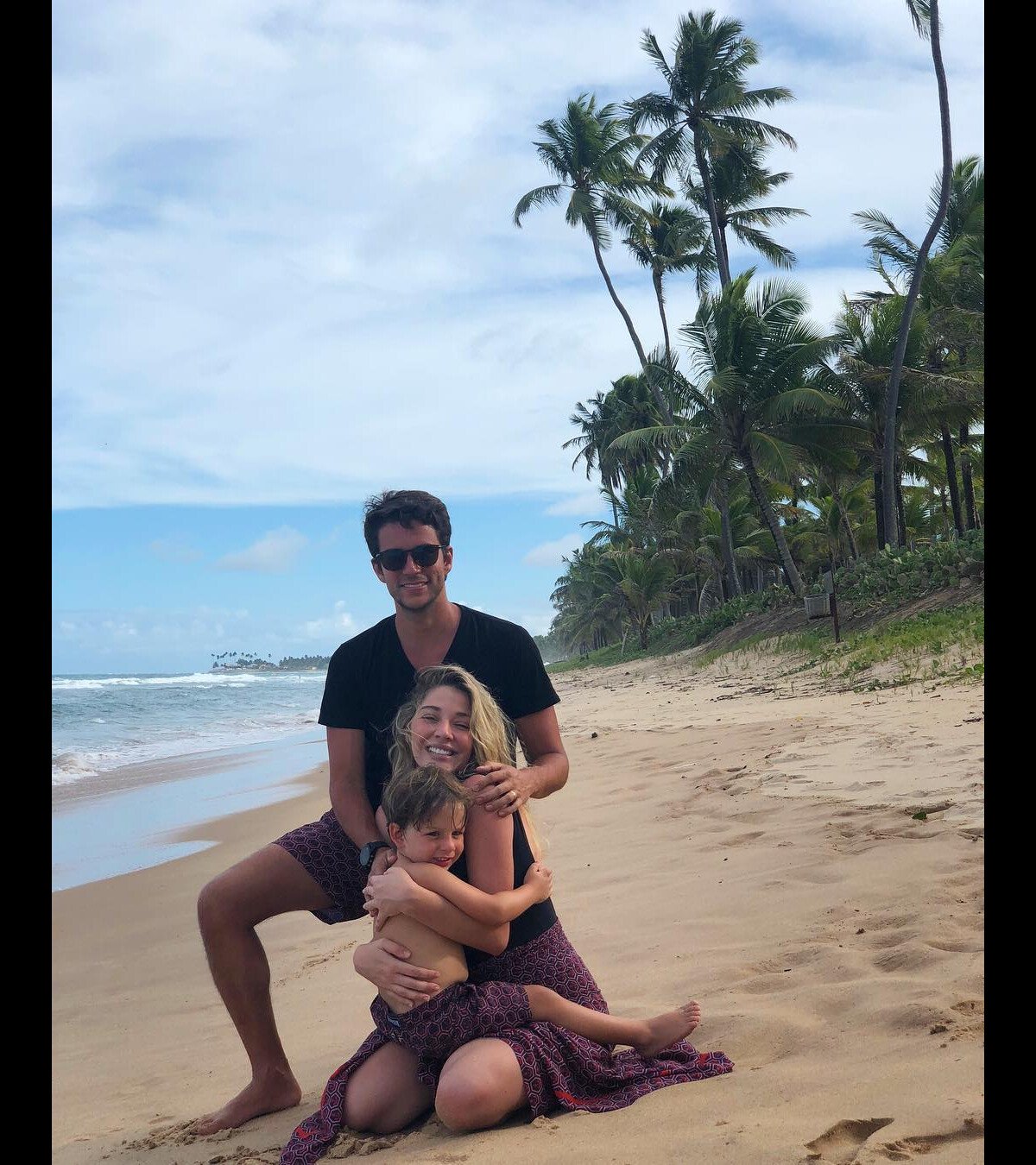 Foto: Compartilhando da mesma paleta de cores, a família de Gusttavo Lima  comemorou o Natal com todos vestidos de vermelho - Purepeople