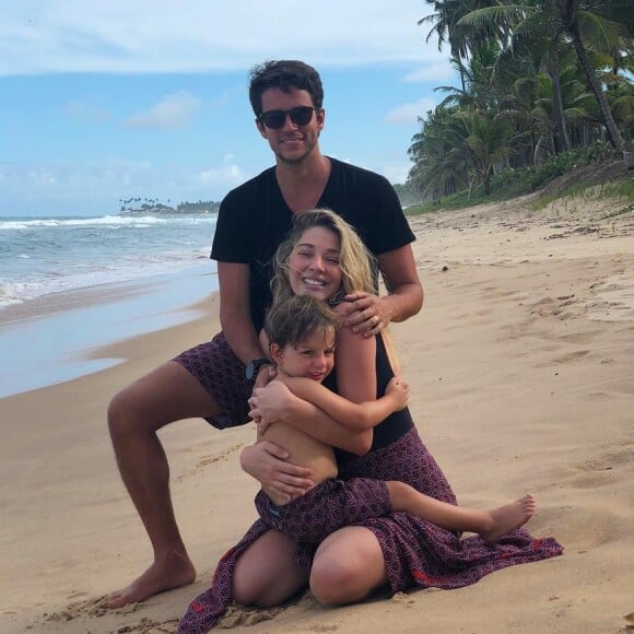 O marido de Luma Costa, Leonardo Martins, também aderiu à fofura fashion e posou usando bermuda com a estampa igual ao do filho, Antônio, e da saia da mulher