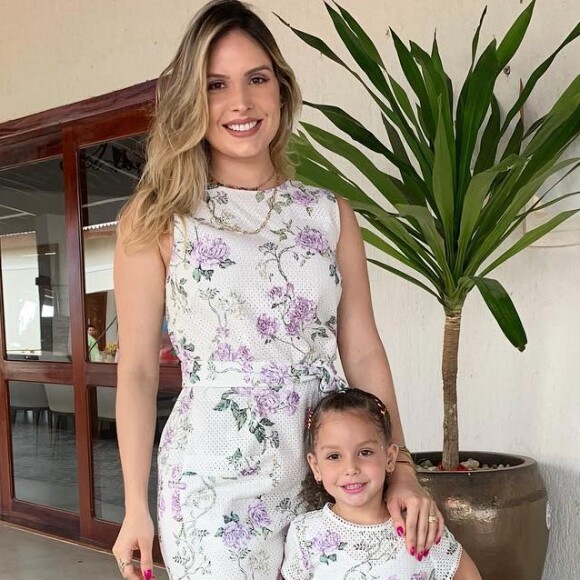 Uma gracinha! Thyane Dantas, mulher de Wesley Safadão, e a filha, Ysis, usaram um look floral bem fresquinho e igual para posar para a foto