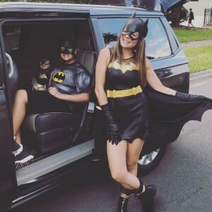 Também servindo de inspiração para o Carnaval, que tal a família toda se fantasiar de Batman? Nivea e a filha, Bruna, vestiram-se de Batgirl, enquanto o filho, Miguel, de Batman. Arrasaram!