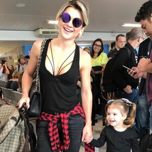 E esse aerolook tal mãe, tal filha? Com uma roupinha preta e um casaco xadrez amarrado na cintura, Mirella Santos e a pequena Valentina embarcaram cheias de estilo