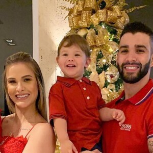 Compartilhando da mesma paleta de cores, a família de Gusttavo Lima comemorou o Natal com todos vestidos de vermelho
