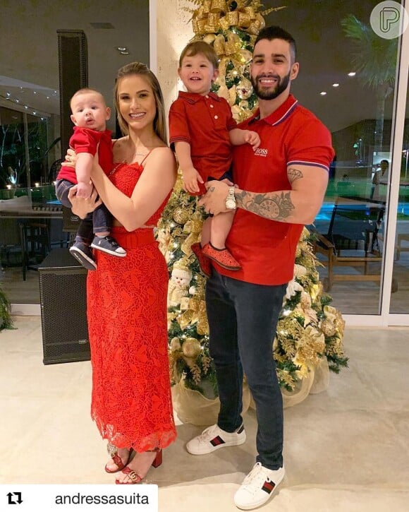 Foto: Compartilhando da mesma paleta de cores, a família de Gusttavo Lima  comemorou o Natal com todos vestidos de vermelho - Purepeople