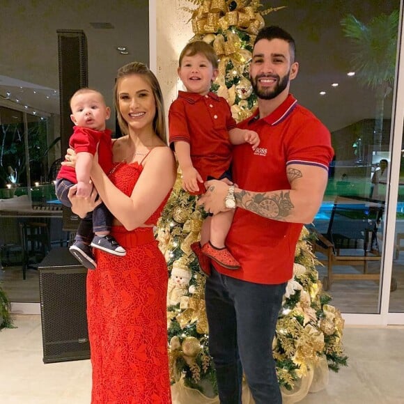 Compartilhando da mesma paleta de cores, a família de Gusttavo Lima comemorou o Natal com todos vestidos de vermelho