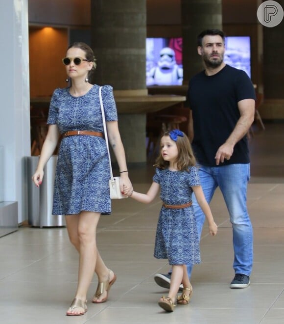 A atriz Fernanda Rodrigues também já foi fotografada usando um lookinho lindo e idêntico ao da filha Luisa durante passeio no shopping