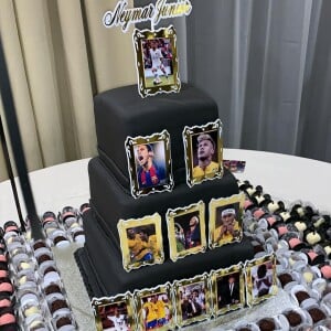 Segunda festa de Neymar teve ostentação de comida japonesa, bolo de três andares decorado com fotos de vários momentos de sua carreira futebolística e docinhos brasileiros