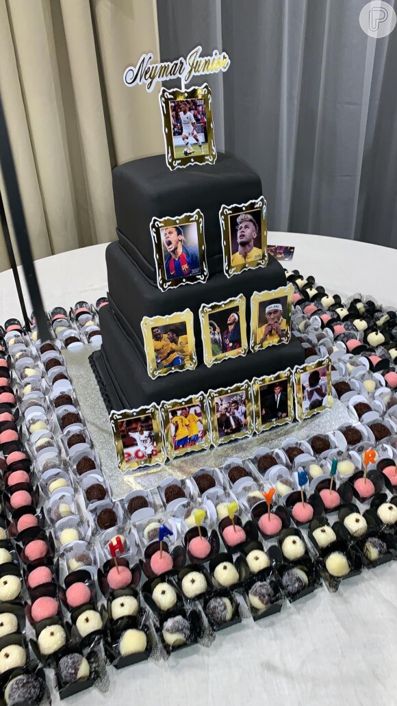 Segunda festa de Neymar teve ostentação de comida japonesa, bolo de três andares decorado com fotos de vários momentos de sua carreira futebolística e docinhos brasileiros