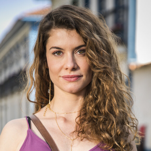 Isabel (Alinne Moraes) é a culpada pela internação de Cris (Vitória Strada) em manicômio na novela 'Espelho da Vida'