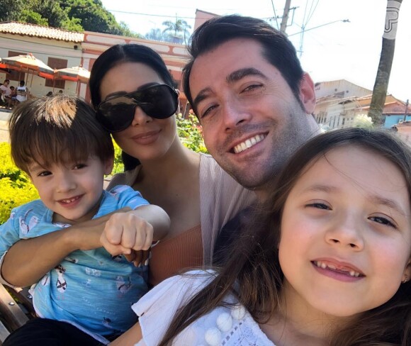 Dupla de Simone, Simaria posou com o marido e os filhos nesta quarta-feira, 6 de fevereiro de 2019
